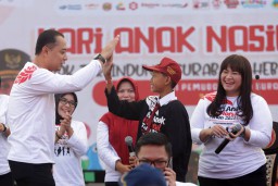 Latih Keberanian Anak-anak Surabaya, Wali Kota Eri Cahyadi Bagi Sepeda di Puncak Peringatan HAN 2023