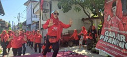 Senam Sicita Bareng Emak-emak dan Kartar Kendangsari, Anas Karno Populerkan Ganjar Presiden