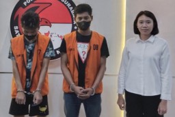 Bawa Barang Logo YouTube, Dua Pria Berurusan Polisi