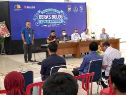Cegah Penimbunan, Pemkot Surabaya bersama PD Pasar Surya Gelar Sosialisasi Harga Jual Beras Bulog ke Ratusan Pedagang