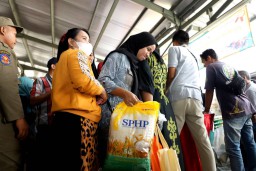 Tekan Inflasi, Pemkot Surabaya Rutin Gelar Operasi Pasar di 17 Lokasi