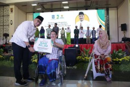 Di HUT ke-2 Tahun, Wali Kota Eri Cahyadi Dukung Baznas Surabaya Bantu Biaya Pendidikan Pondok Pesantren
