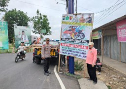 Camat dan Kapolsek Pakong Pasang Baleho Untuk Para Pengemudi