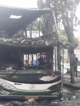 Seharga 2 Milyar, Bus Karina Ludes Terbakar di Pamekasan