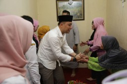 Wali Kota Eri Cahyadi Beri Santunan Korban Kecelakaan Maut di Lumajang