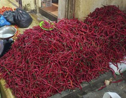 Jelang Nataru Harga Cabai Rawit dan Gula Meroket di Pasar Namlea