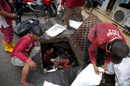 Penyebab Banjir yang Viral di Dukuh Kupang Surabaya Akibat Rumah Warga Tutupi Saluran
