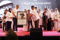 Wali Kota Eri Cahyadi Beri Penghargaan untuk Keluarga Besar Seniman Srimulat Eko Londo