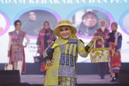 Gelar Fashion Show di HUT Ke-24, DWP Kota Surabaya Libatkan 28 UMKM Jahit Padat Karya