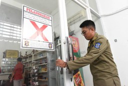 Jual Mihol Tak Berizin, Satpol PP Surabaya Segel Toko di Tengah Perkampungan