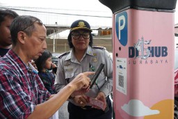 Tidak Semua Warga Siap Bayar Parkir via QRIS, Pemkot Surabaya Siapkan Skema Voucher dan Langganan