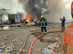 Diduga dari Kembang Api, Gudang di Jepara Surabaya Hangus Terbakar