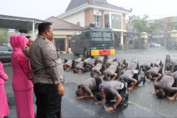 Diguyur Hujan dan Disiram Air Kembang , Tradisi Kenaikan Pangkat di Polres Pamekasan