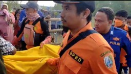 Polairud Polres Sampang Evakuasi Mayat Telanjang Mengambang