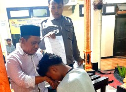 Baca juga : Bersimpuh, Enam Pemuda Memohon Maaf ke Orang Tuanya
