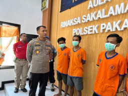 Baca juga : Dua Kelompok Silat Bentrok di Pakal Surabaya Usai Minum Miras