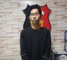 Asik Buka Judi Online, Kaget Polisi Datang