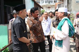 Wali Kota Eri Cahyadi Dampingi Menteri ATR/BPN Serahkan Sertifikat Tanah Wakaf di Ponpes An-Najiyah Sidosermo