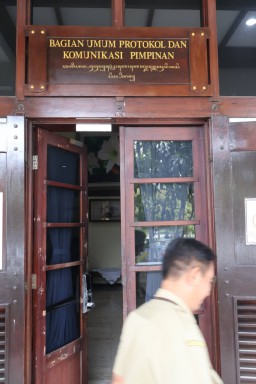 Sejumlah Kantor di Pemkot Surabaya Menggunakan Aksara Jawa