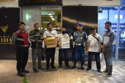 Satpol PP Sita Minhol dari Toko di Surabaya Selatan yang Penjualannya Tak Sesuai Izin
