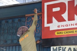 Satpol PP Surabaya Tindak Tegas Reklame Tak Berizin dan Tidak Bayar Pajak