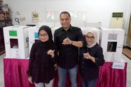 Nyoblos Bareng Sekeluarga, Wali Kota Eri Cahyadi Sampaikan Pesan Jurdil untuk Warga Surabaya