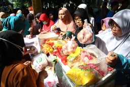 Pemkot Surabaya Gelar Gerakan Pangan Murah di Rusun Penjaringansari