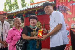 Baksos Peduli Imlek bersama Pengusaha Tionghoa di Masjid Cheng Ho, Wali Kota Eri Cahyadi: Cerminan Peduli Terhadap Sesama