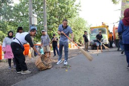 Pimpin Kerja Bakti Massal di Kalimas Timur, Wali Kota Eri Gerakkan Ribuan Pegawai Pemkot Surabaya