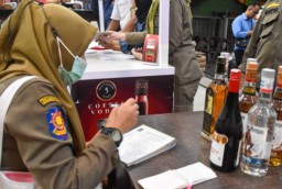 Rutin Gelar Operasi Minuman Beralkohol, selama Sebulan Satpol PP Surabaya Amankan 146 Botol Mihol