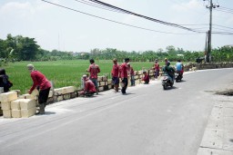 Puluhan Satgas DSDABM Surabaya Dikerahkan Bangun Tanggul di Pakal Madya dan Tengger Raya
