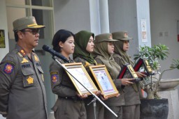 Wali Kota Eri Cahyadi dan Satpol PP Surabaya Raih Penghargaan Sekaligus dari Kemendagri