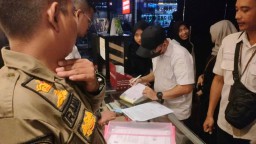 Satpol PP Surabaya Dapati 2 RHU Jual Mihol saat Ramadan, Sita 24 Botol hingga Lakukan Penyegelan!