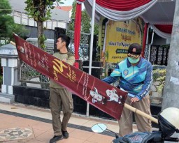 Pemkot Surabaya Tertibkan Reklame Tak Berizin, Sasar 119 Pedestrian