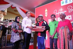 Bagikan 6 Ribu Paket Sembako Serentak di 31 Kecamatan, Wali Kota Eri Cahyadi: Ini Cikal Bakal dari Kampung Madani