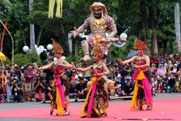 Pawai Ogoh-Ogoh di Taman Surya, Wali Kota Eri: Balai Kota ini Rumah Semua Agama