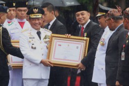 Pertama dalam Sejarah, Eri Cahyadi Jadi Wali Kota Surabaya Pertama yang Terima Satyalancana Karya Bhakti Praja Nugraha dari Presiden RI