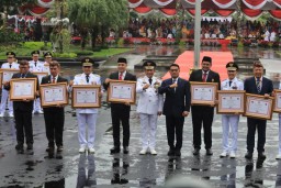 Peringatan Hari Otoda 2024: Wali Kota Eri Terima Penyematan Tanda Kehormatan Satyalancana Karya Bhakti Praja Nugraha
