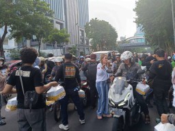 Ikatan Perempuan Indonesia Peduli Bersama Pokja POTAS Bagikan Ratusan Takjil Didepan Balai Pemuda Surabaya