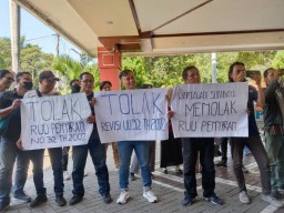 Wartawan Surabaya Gelar Aksi Menolak RUU Penyiaran