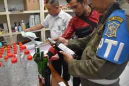 Tak Kapok Dua Kali Ditindak Petugas, Satpol PP Surabaya Kembali Sita Puluhan Mihol