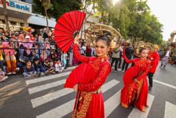 Warga Tumpah Ruah di Sepanjang Rute Surabaya Vaganza, Wali Kota Eri Pastikan Tahun Depan Lebih Menarik