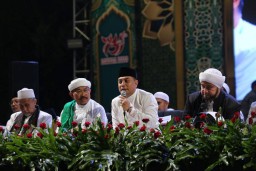 Dihadiri Ribuan Jemaah, Salawat Bersama Habib Syech Menggema Jelang HJKS ke-731