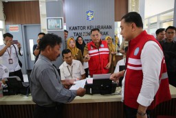 Ngantor di Kelurahan Tanjung Perak, Wali Kota Eri Keliling Kampung hingga Pastikan Pelayanan Adminduk yang Rampung 24 jam