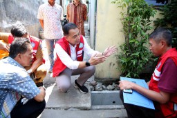 Cek Penggunaan Dana Kelurahan, Wali Kota Eri Blusukan ke Gang-gang Sempit Pantau Saluran di Perkampungan