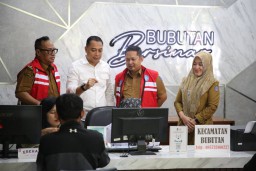 Perdana ‘Ngantor’ di Kelurahan, Wali Kota Eri Ungkap Temuan dan Solusi Pelayanan Adminduk