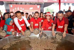 Wali Kota Eri Bersama Inul Daratista Masak Besar 1500 Porsi Bakso Untuk Warga Surabaya