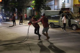 Tata Kawasan Kota Lama, Pemkot Surabaya Tertibkan Puluhan Tiang Utilitas Provider di Jalan Karet