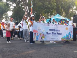 Hadapi Cuaca Panas Ekstrem, PMI Surabaya Gelar Kampanye Edukasi dan Bagikan Bibit Tanaman