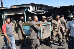 Ganggu Akses Jalan, Satpol PP Surabaya Tertibkan PKL di Pasar Loak Dupak Rukun
